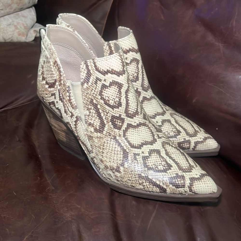 Vince Camuto Snakeskin Ankle Boots size 8M - Picture 3 of 8